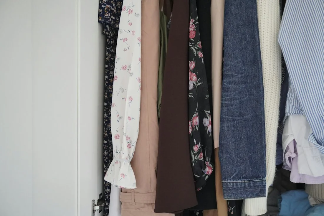 洋服と店内のイメージ写真