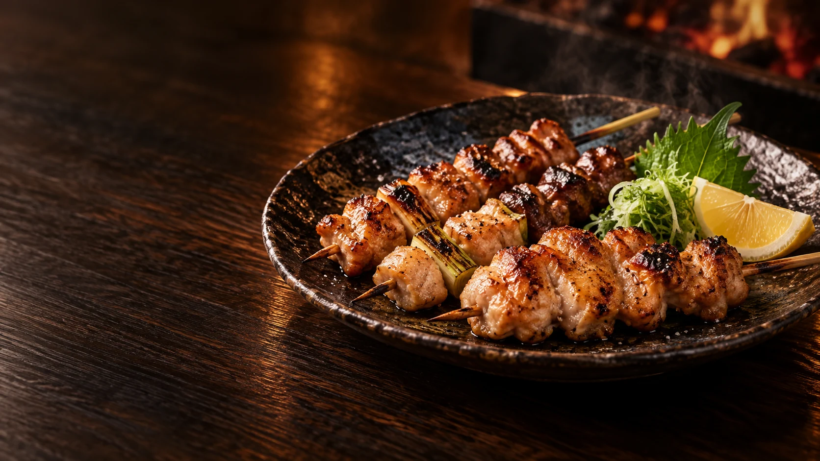 黒い器に盛り付けた鶏の炭火焼き串を描いた生成画像